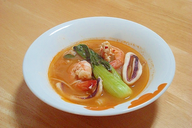 残ったキムチ鍋でトムヤムクン風スープ
