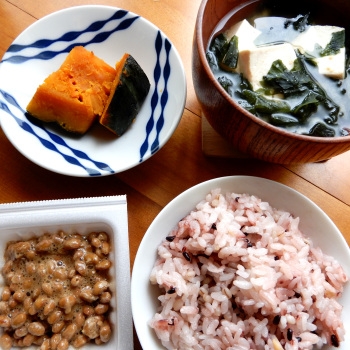 かぼちゃの煮物とお味噌汁と納豆のお昼ご飯(備蓄米)
