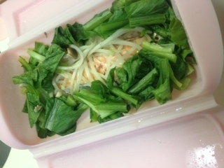 小松菜も入れてみました。調味料なくてもおいしいんですね！簡単で助かりました～。