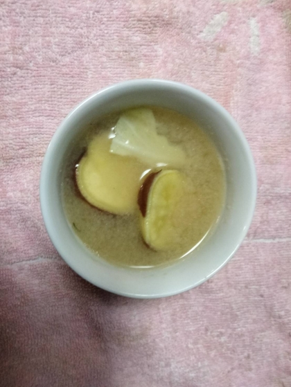 さつまいもと芽キャベツの味噌汁