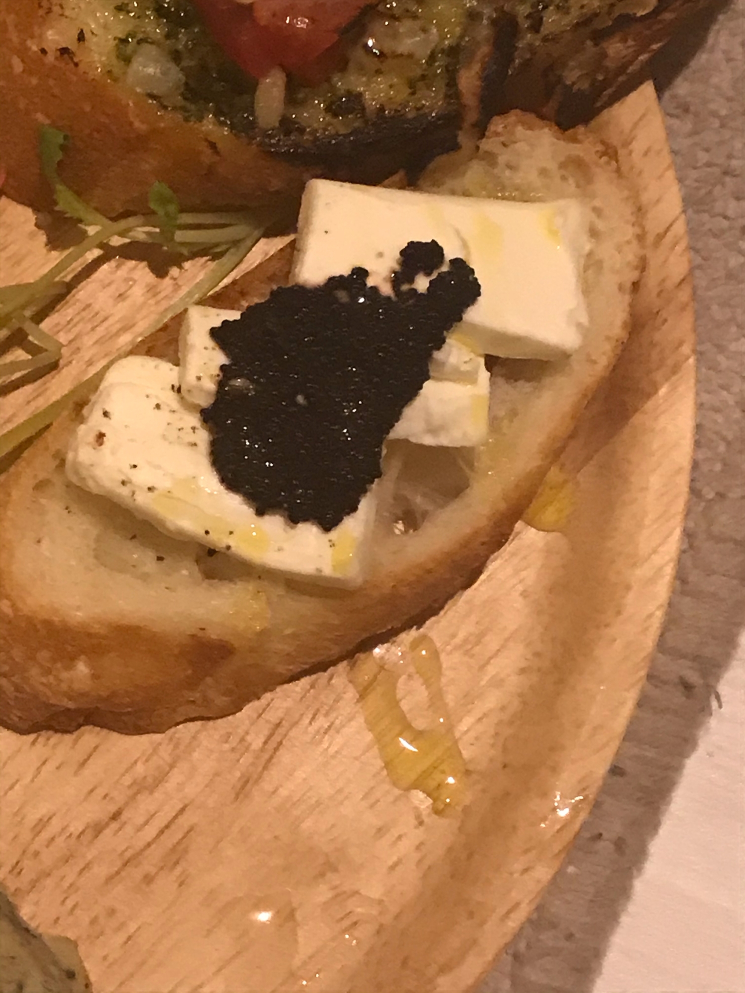黒トリュフとクリームチーズのブルスケッタ