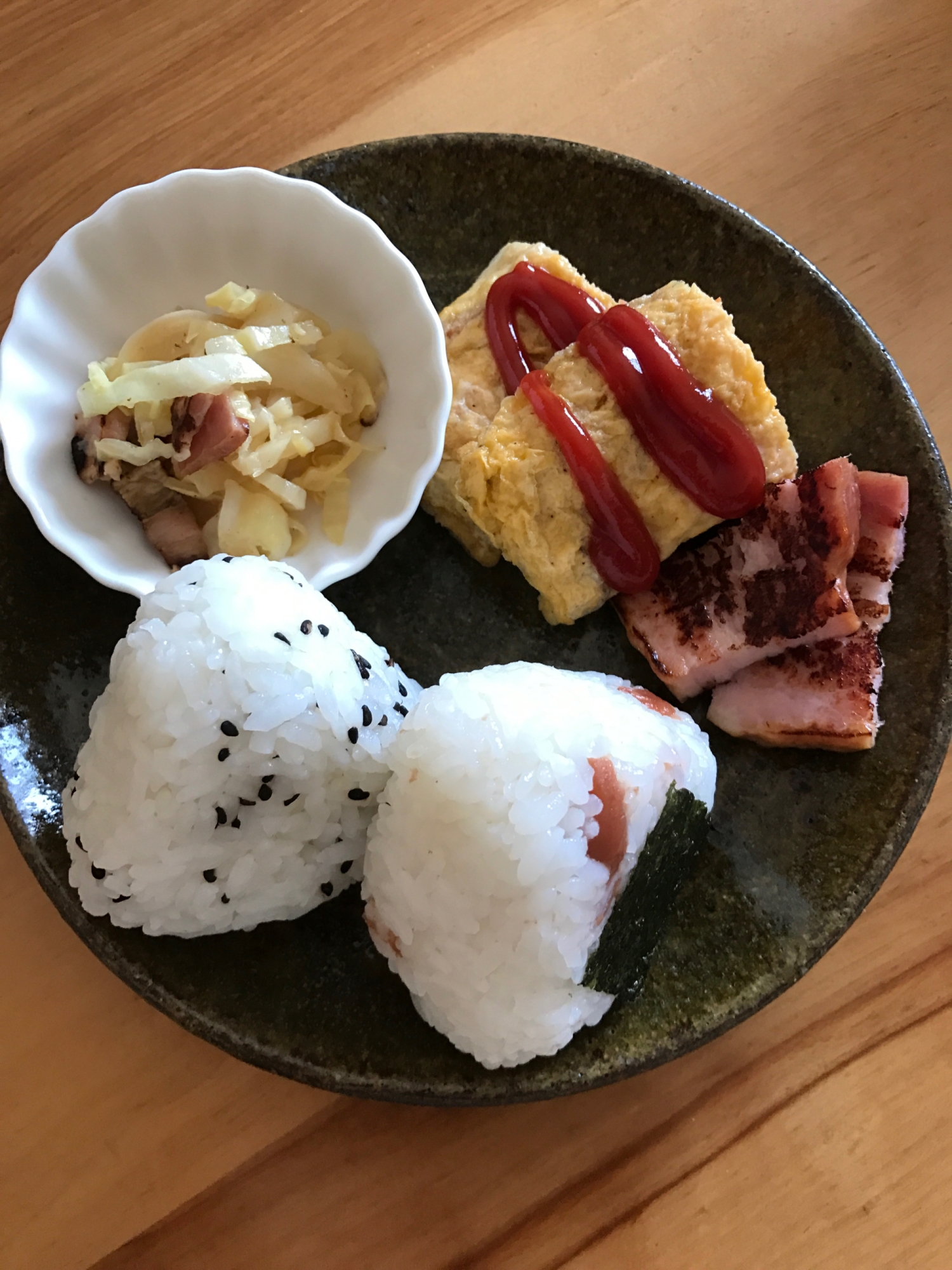 2種のおむすびとベーコン、卵焼きの朝ごはん