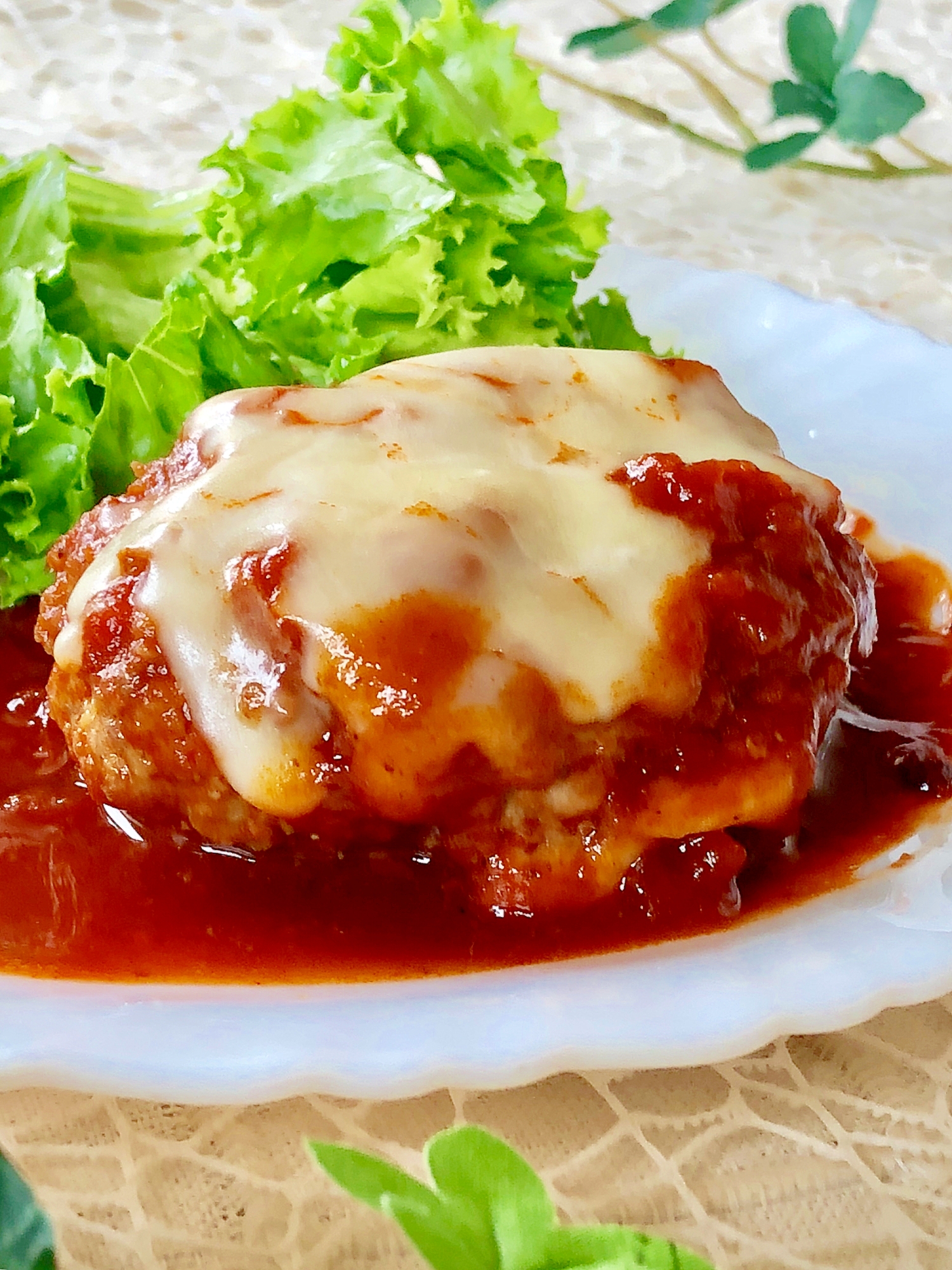 トマト缶で☆とろけるチーズの煮込みハンバーグ