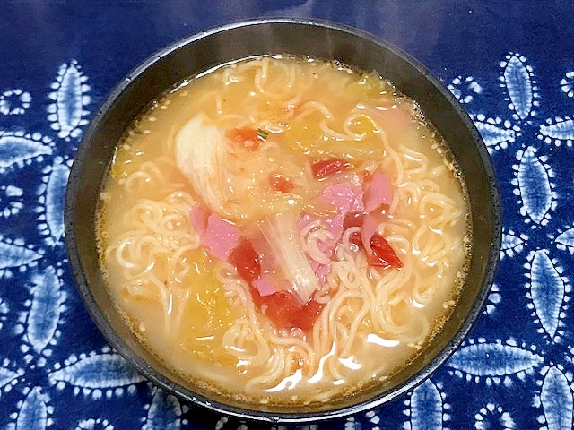 トマトとレタスとハムのとんこつラーメン