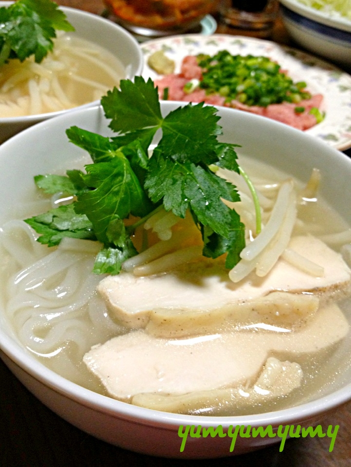 蒸し鶏のフォーです☆喉ごしちゅるるん～♪アジア麺☆