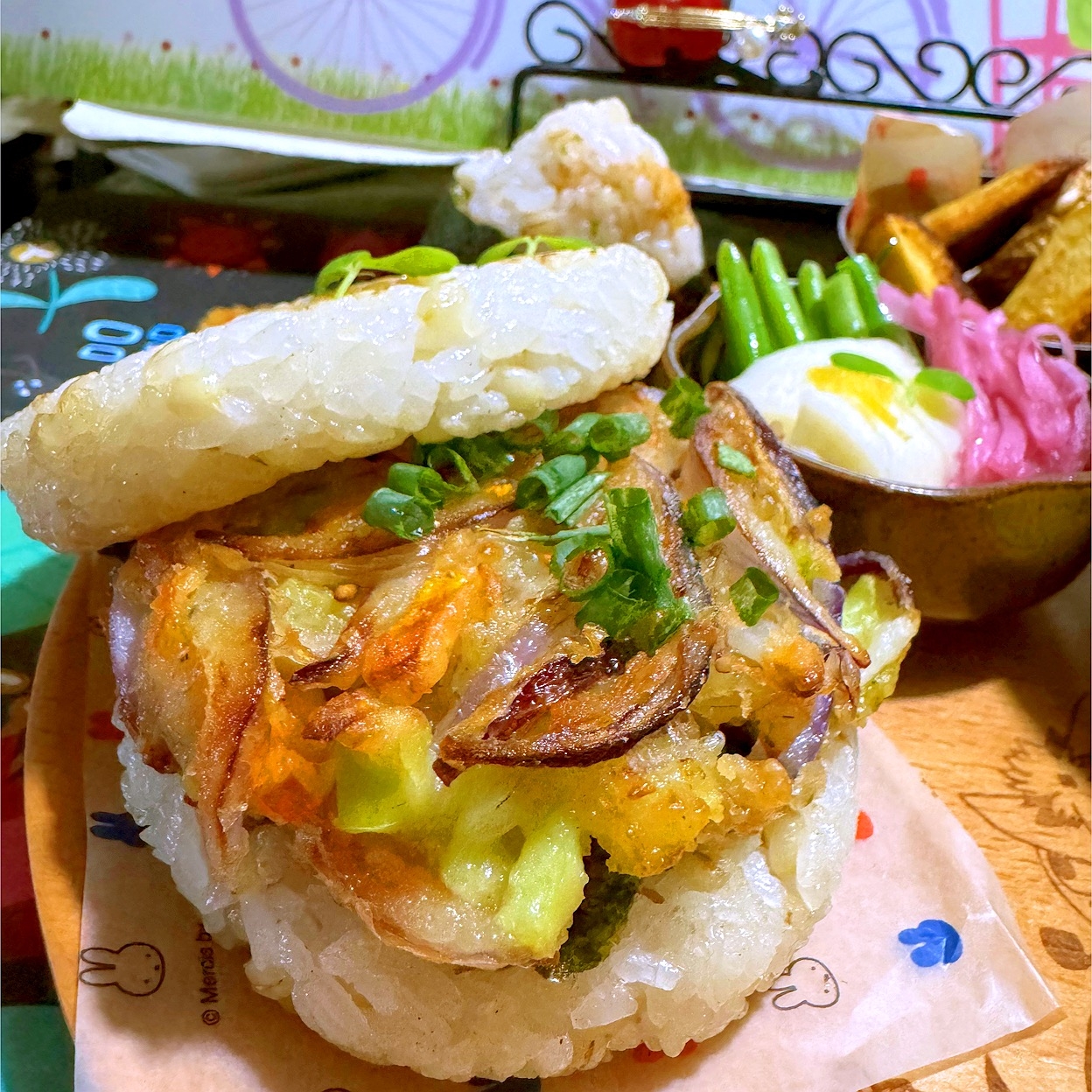 彩り野菜としらすのかき揚げライスバーガー