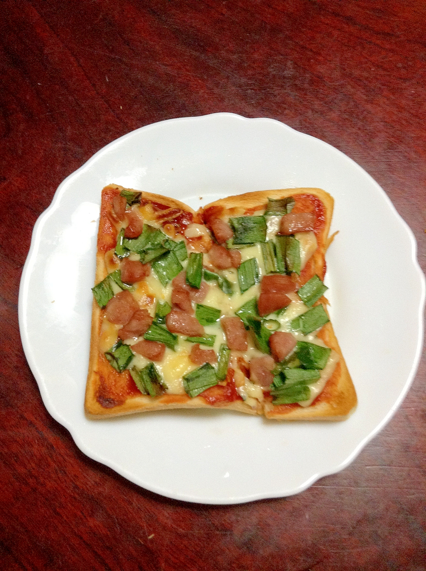 葉たまねぎとウインナーのピザトースト【βカロテン】