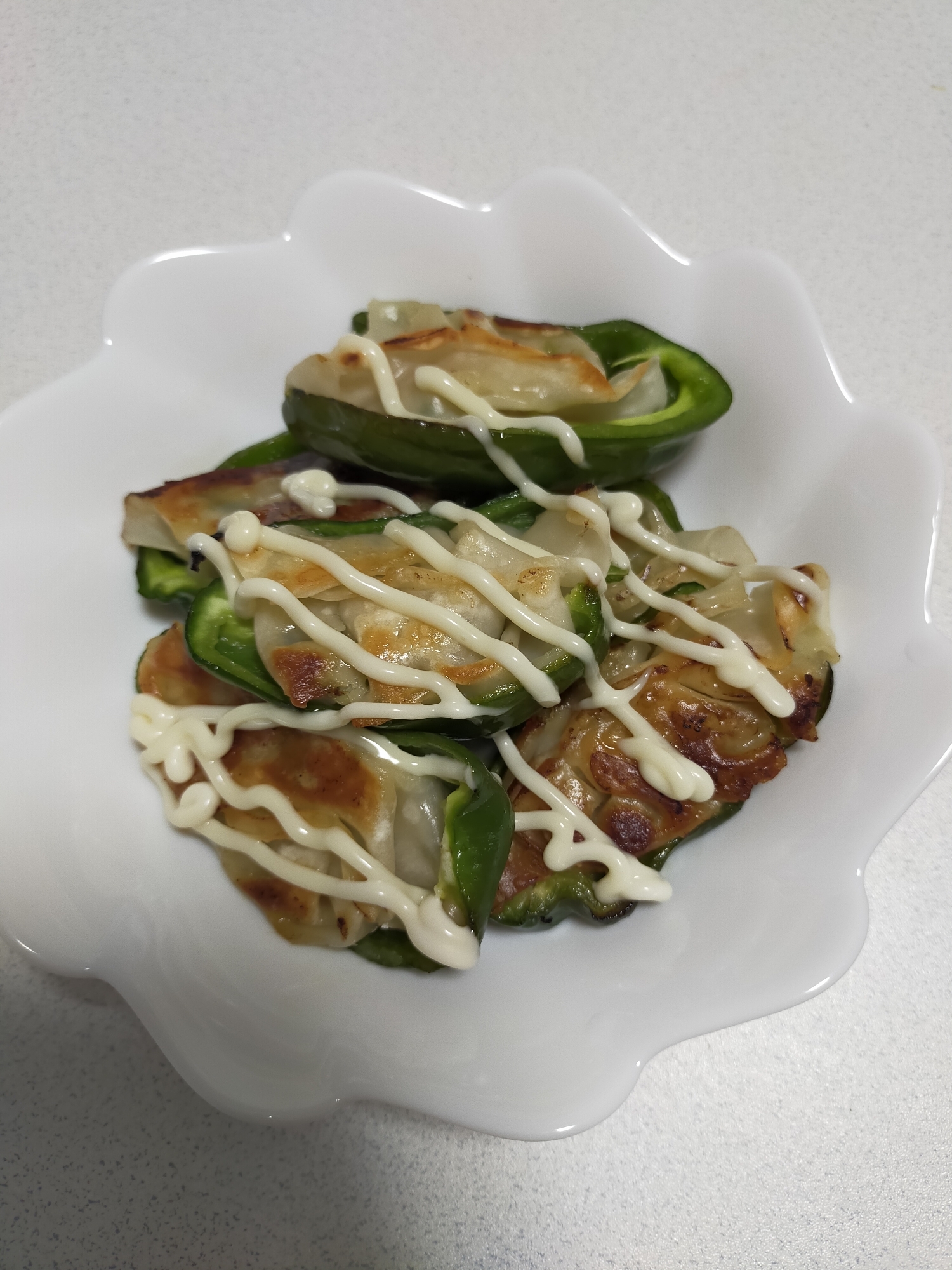 チルド餃子で作る♪ピーマンの餃子詰め