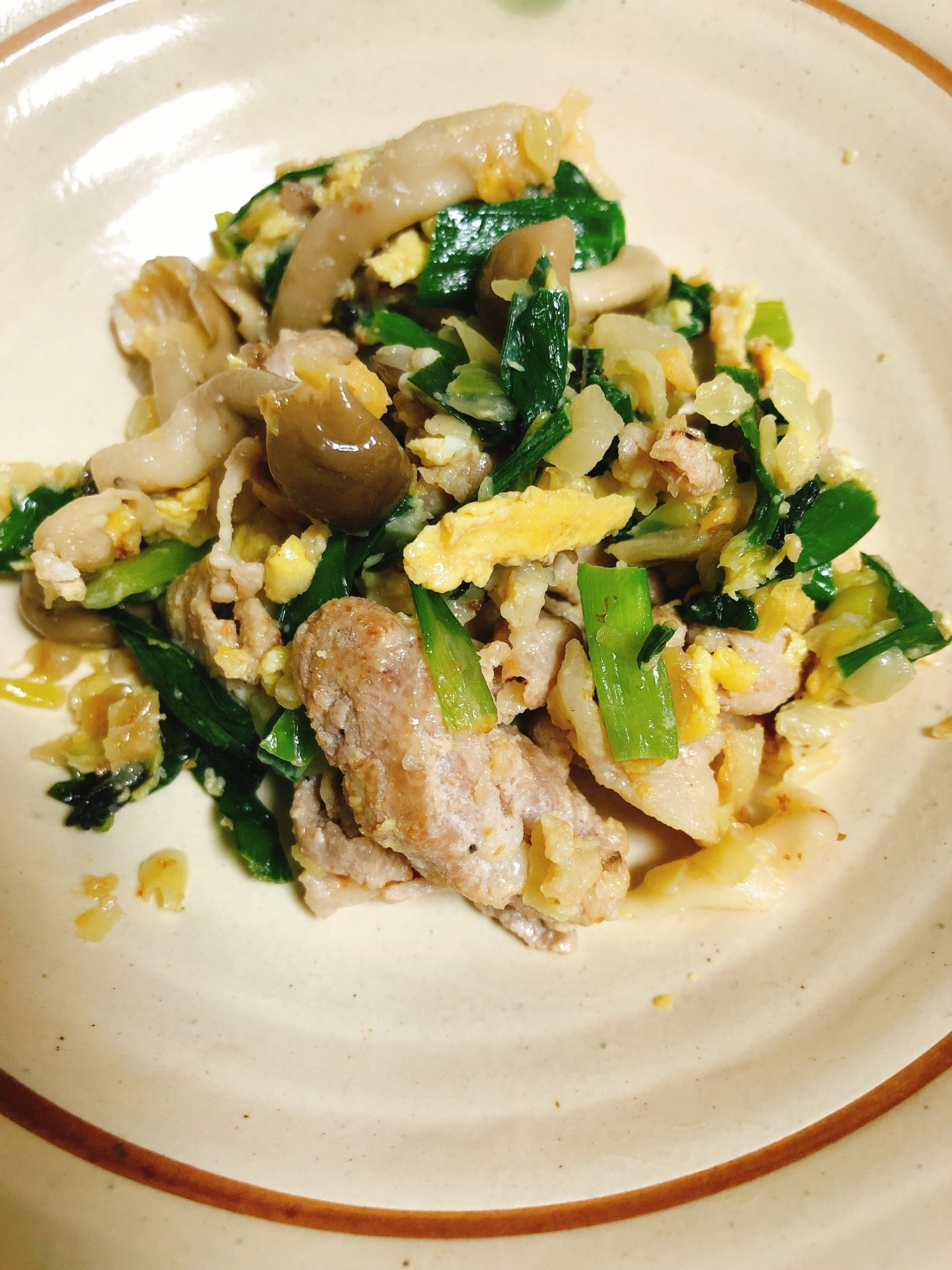 冷凍餃子に食べ飽きたら☆ニラ玉肉炒め