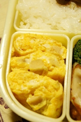 お弁当救世主伝説その７４、高野豆腐の旨煮の卵焼き