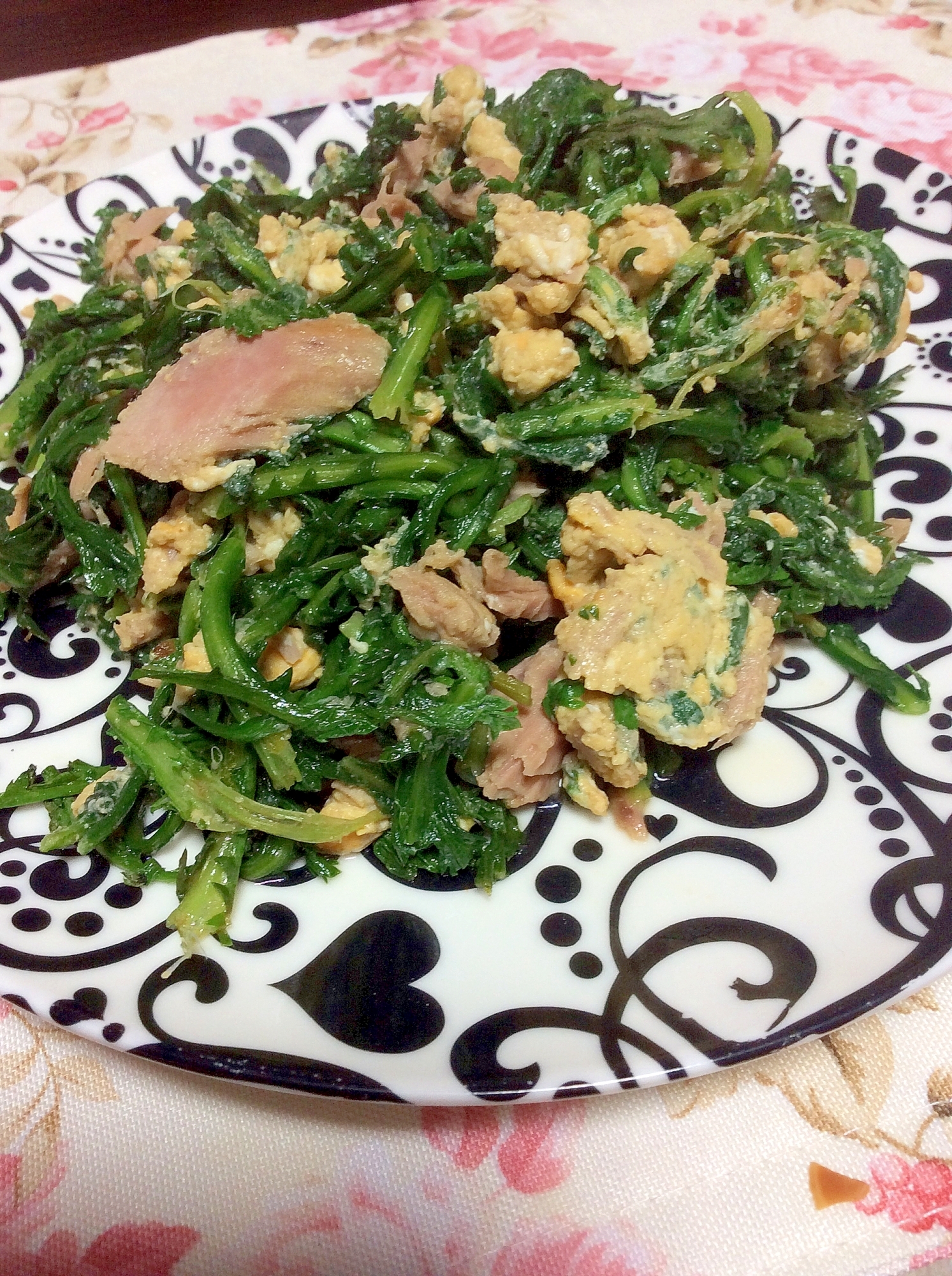 お弁当にも♪春菊とツナの卵炒め