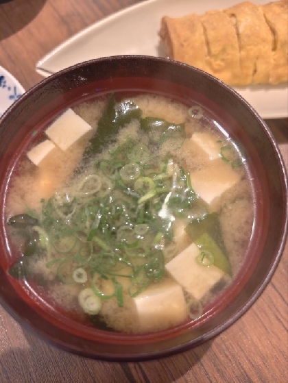 豆腐とわかめと小ねぎの味噌汁