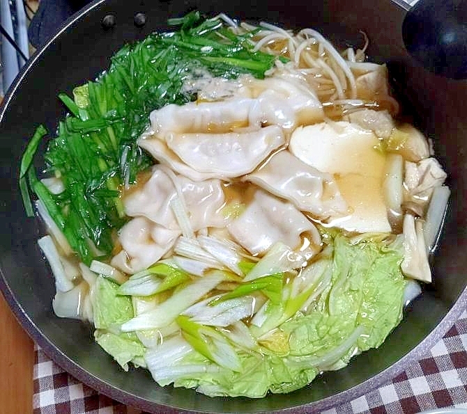 ニラと牛モツと冷凍餃子の鍋