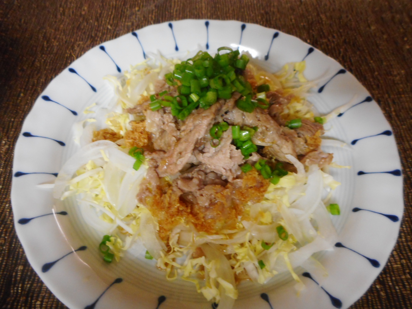 新玉とキャベツの生姜焼きサラダ