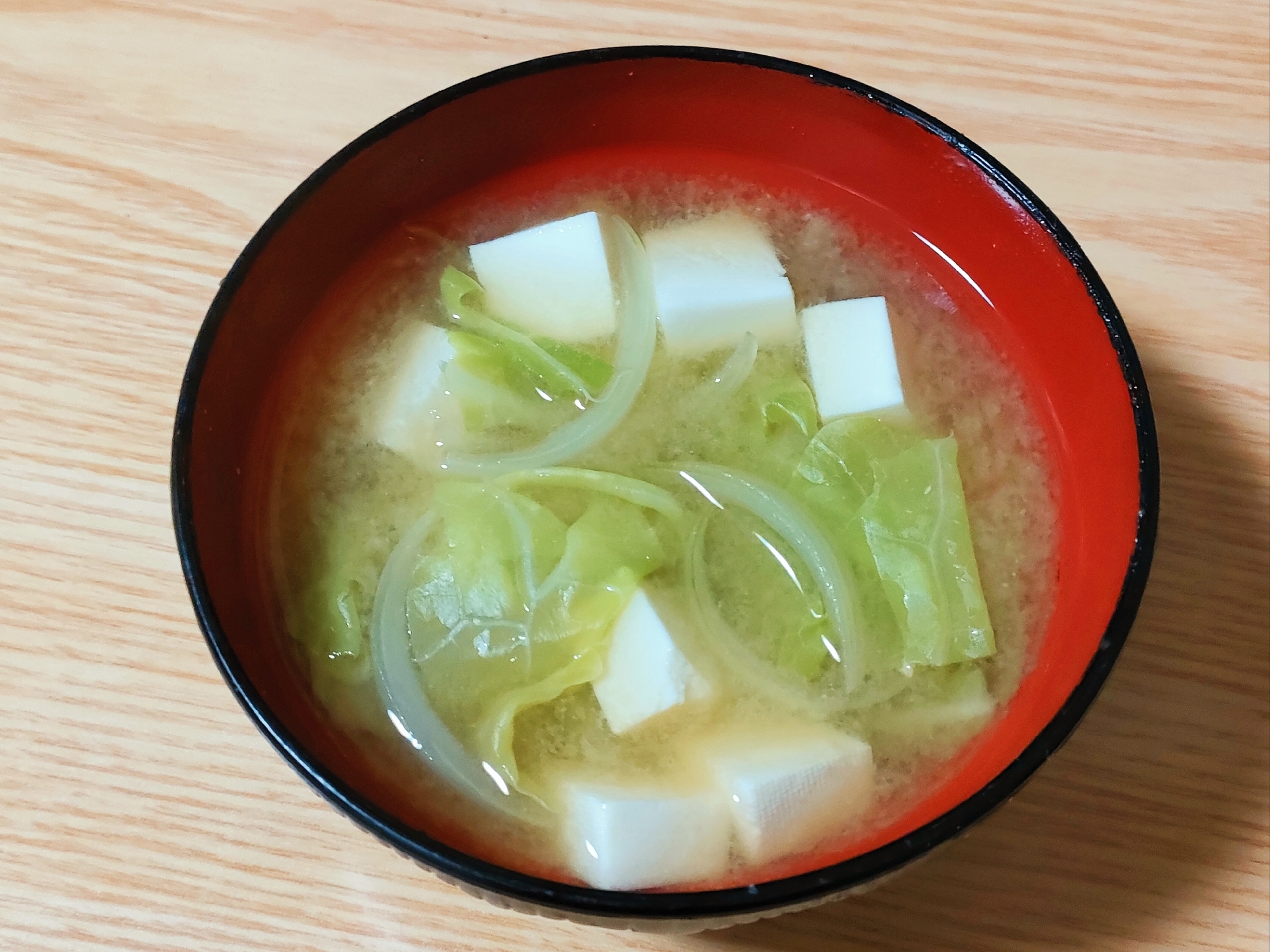 豆腐と春キャベツと新玉ねぎの味噌汁
