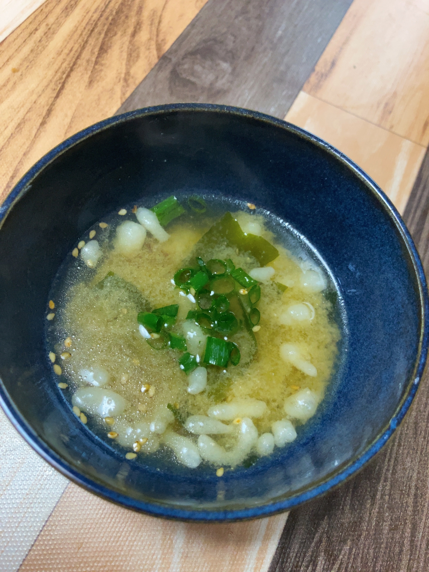 ごま油香る天かすワカメの味噌汁