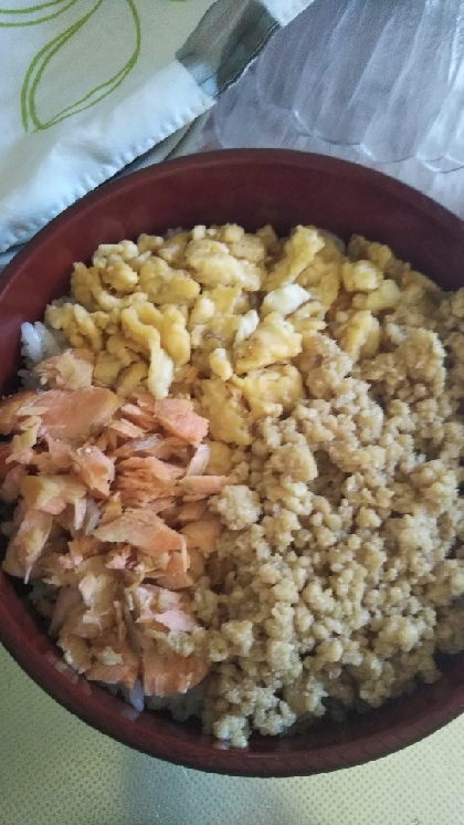 鮭&卵&鶏そぼろの三色丼