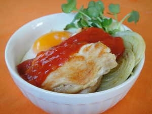 鶏肉・玉ねぎ・卵、ひとつのフライパンでいっぺんに焼いて楽々簡単。休日のおうちカフェにいいですね♪