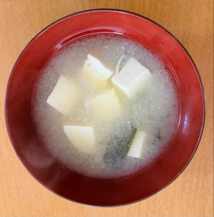 豆腐、ワカメの味噌汁
