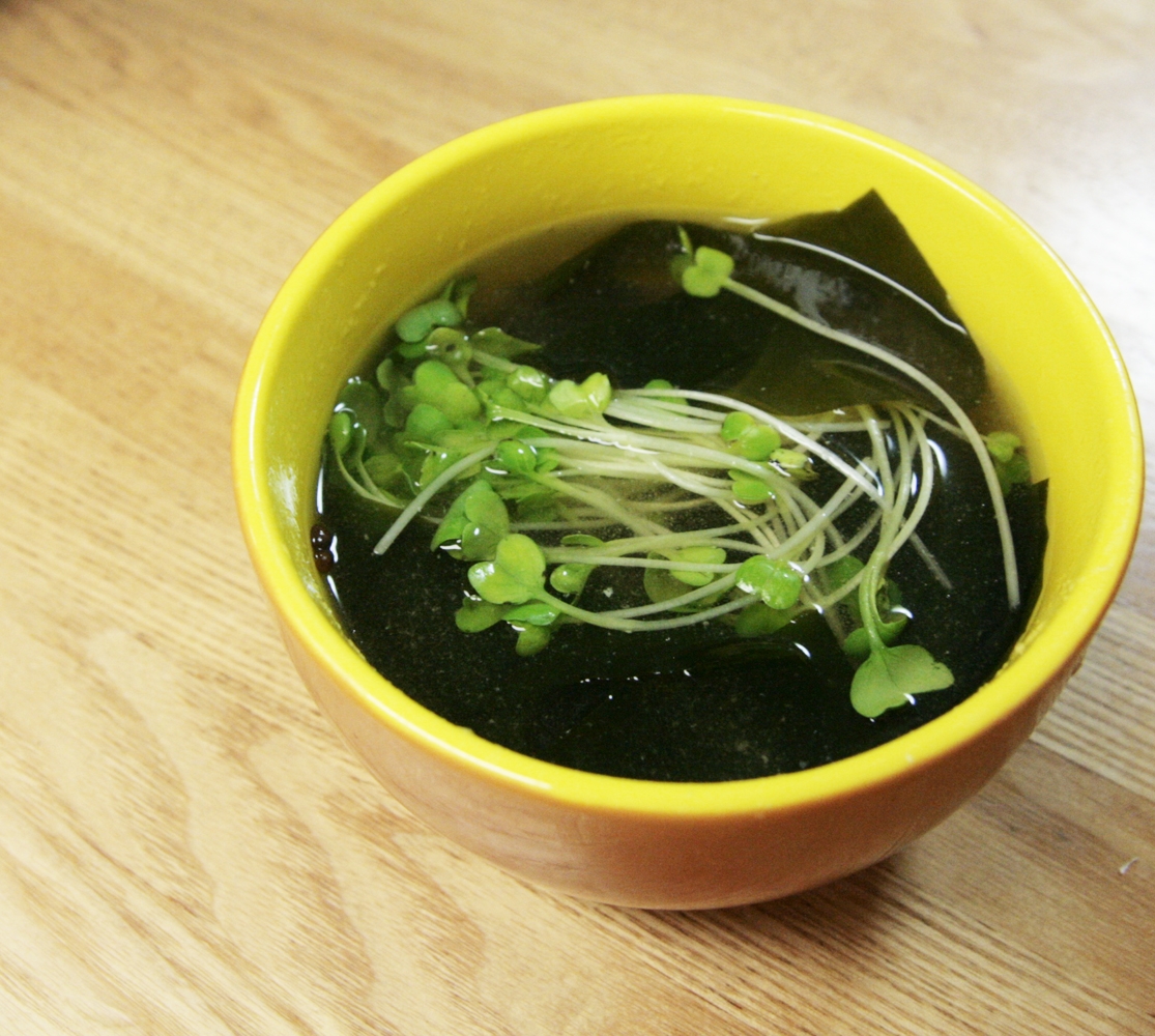 三陸産わかめとかいわれのお味噌汁