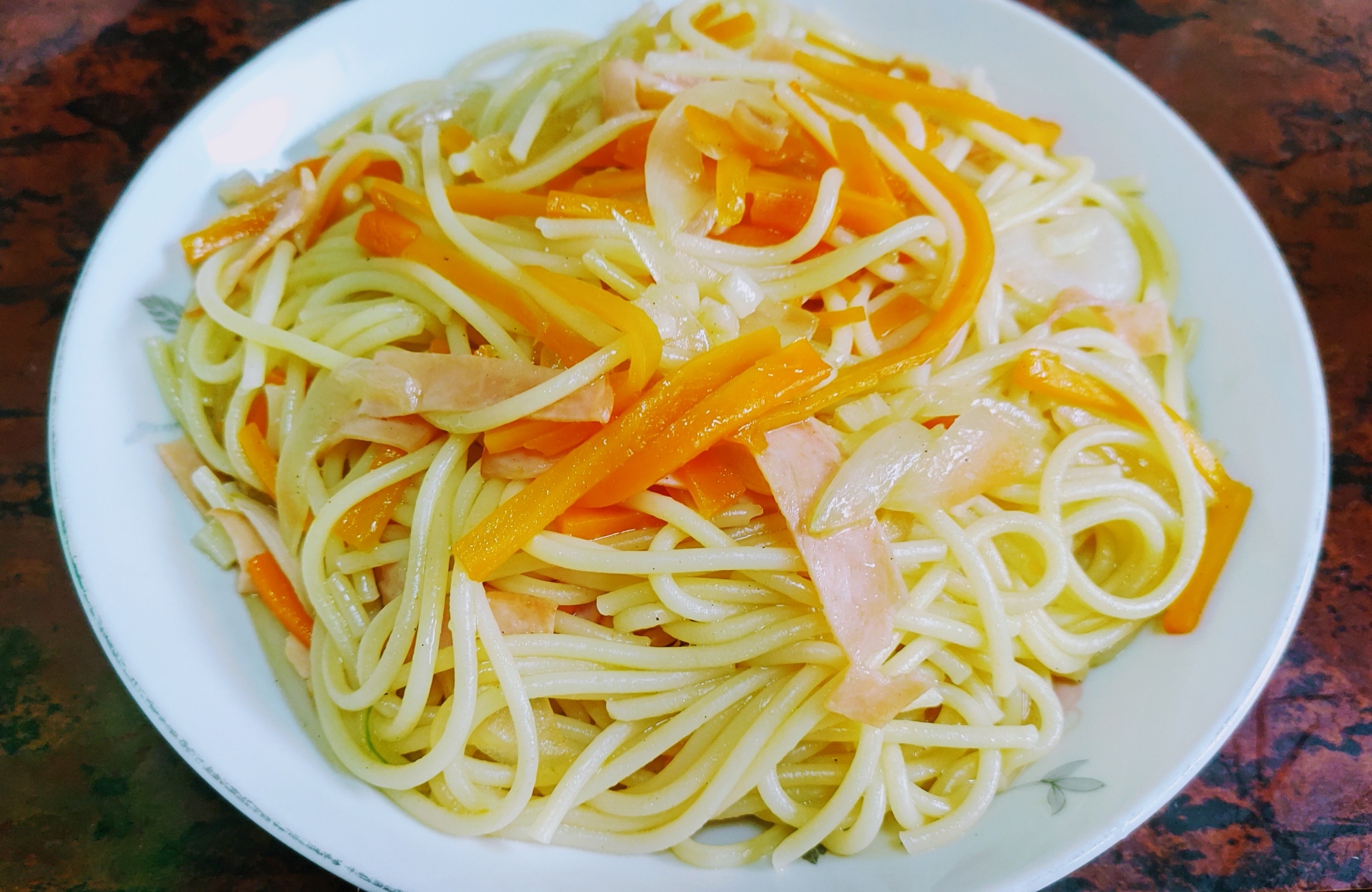 ハムと玉ねぎと人参の和風パスタ