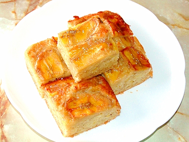 白い皿にカットして盛られた、バナナのスクエアケーキ