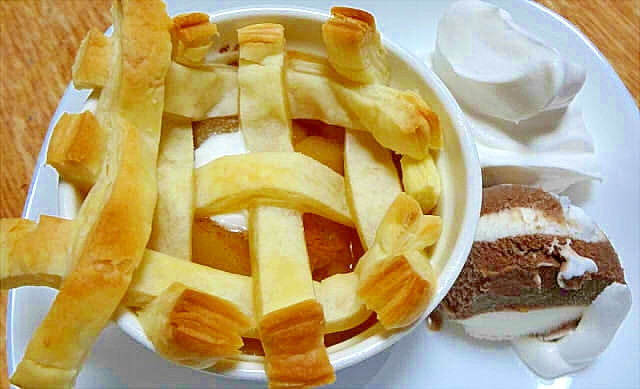 壺焼きアップルパイのアイス＆生クリーム添え