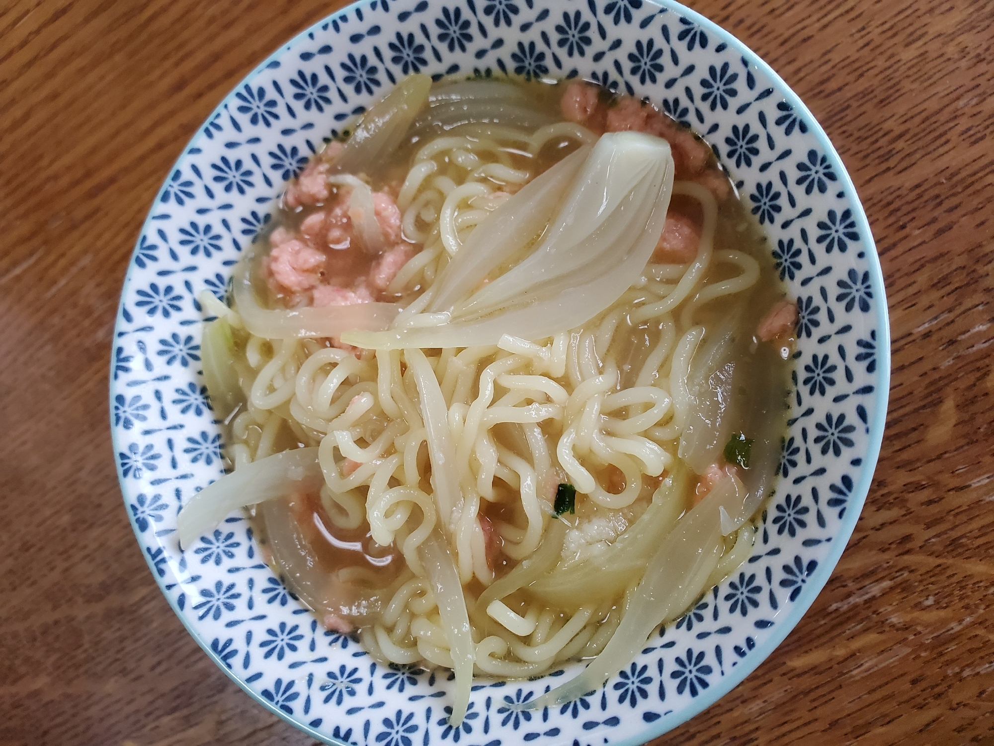 玉ねぎと鮭フレークの塩ラーメン