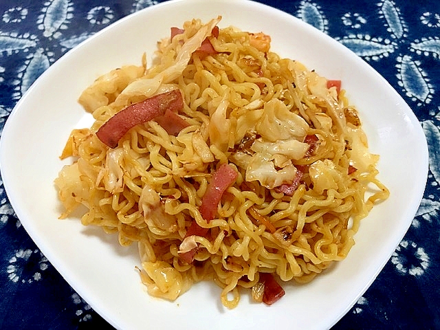 食べるラー油で ピリ辛ハムキャベツ焼きそば レシピ 作り方 By けいちゃん０８８ 楽天レシピ