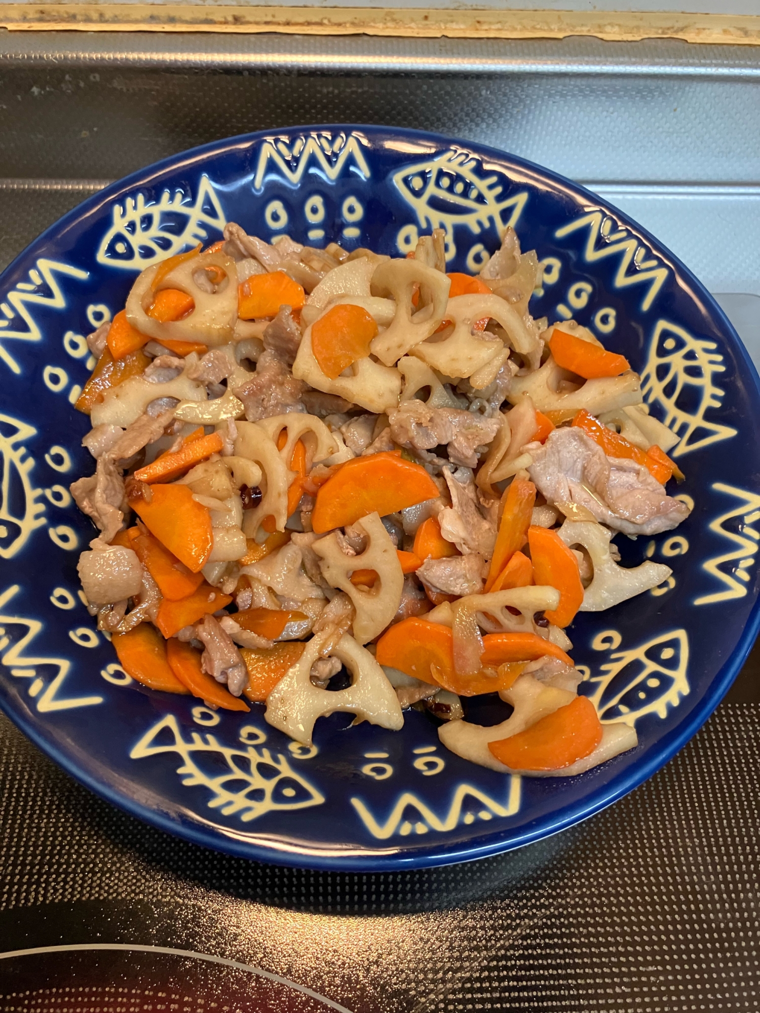 ごま油香る♪豚肉と蓮根と人参の甘辛炒め^_^