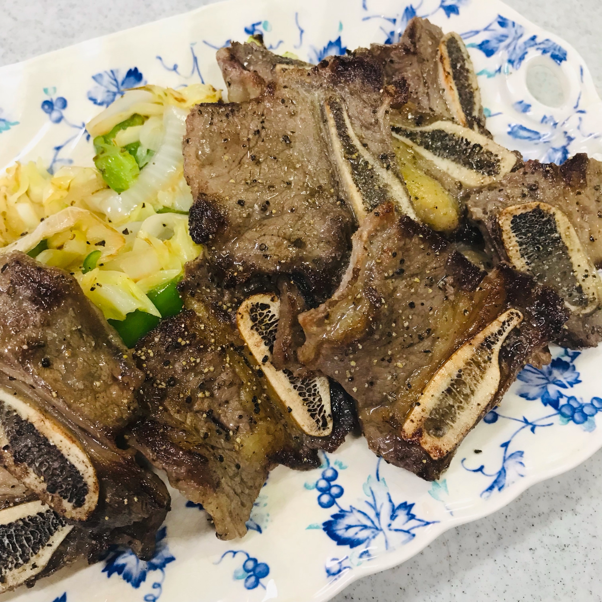 焼肉〜牛バラ骨付きカルビ岩塩炒め