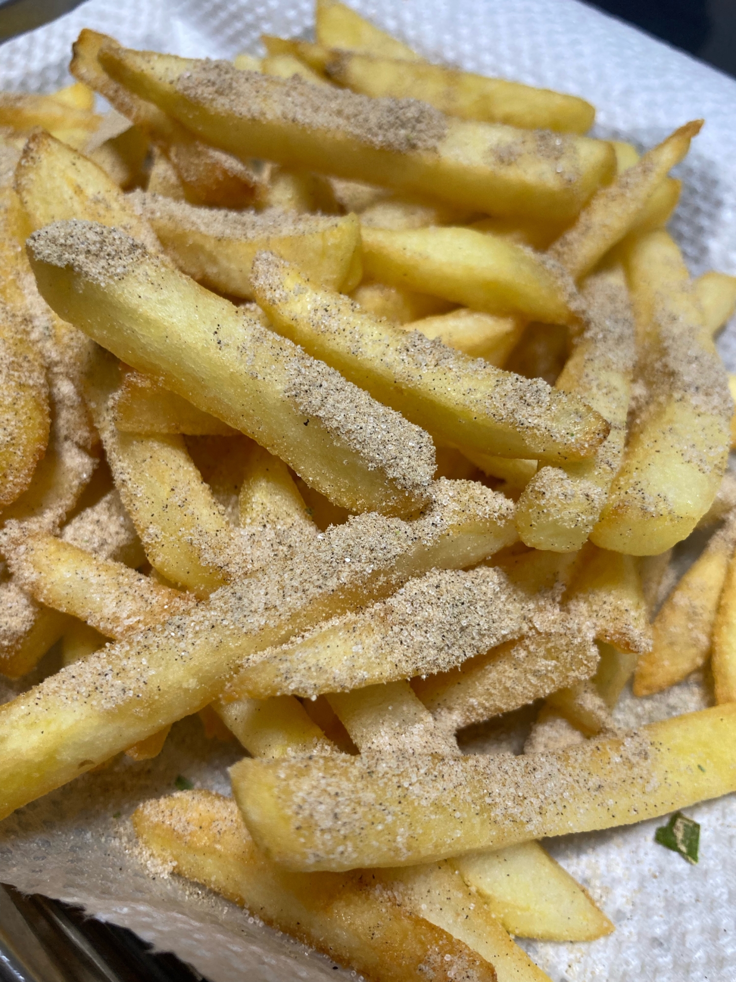 しゃかしゃかポテト風のフライドポテトが盛り付けられているところ