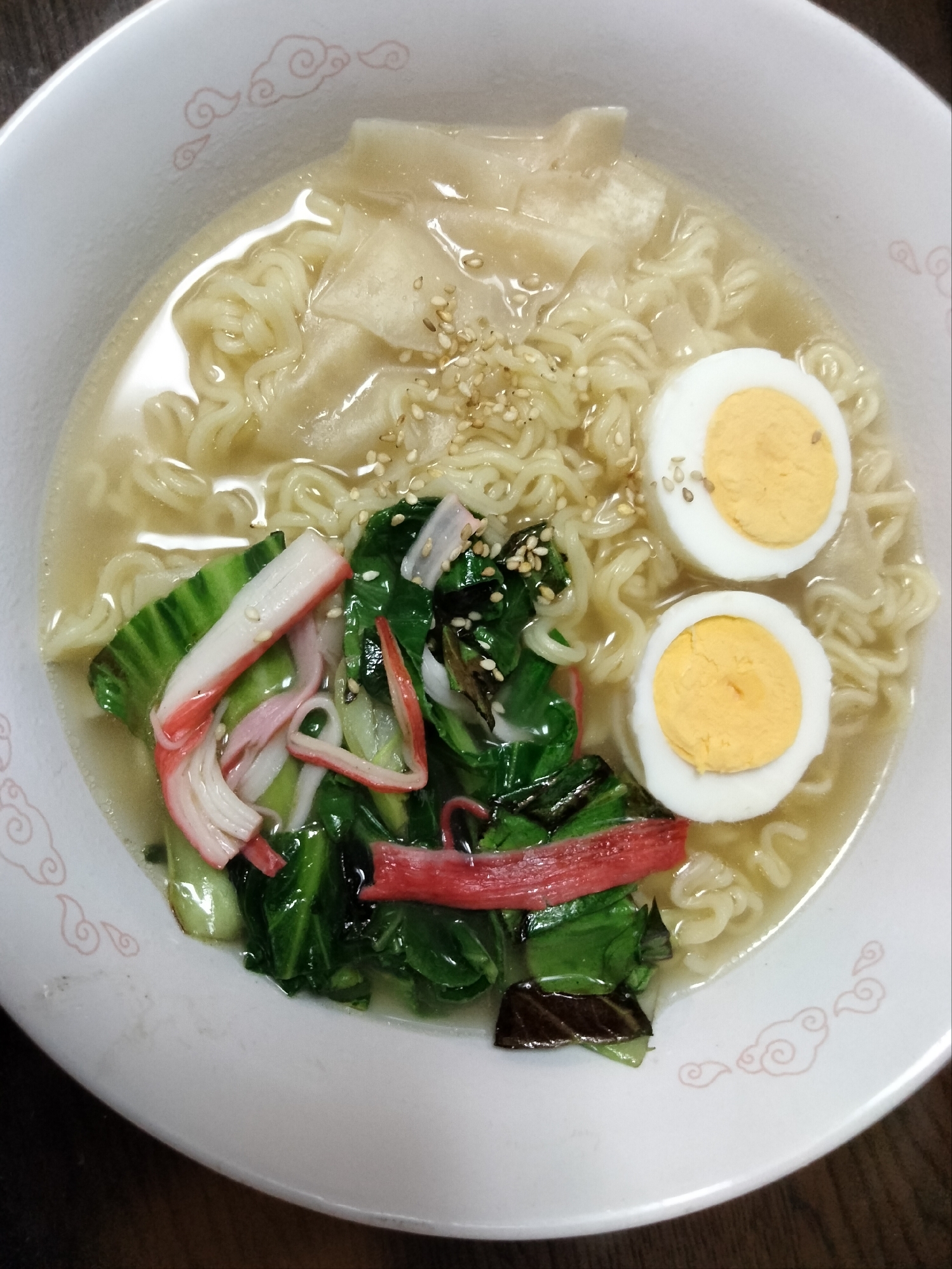 ワンタンメン ゆで卵&炒めた青梗菜カニカマのせて