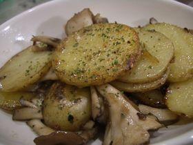 きのことジャガイモのガーリックバター レシピ 作り方 By コロ助ｖｖ 楽天レシピ