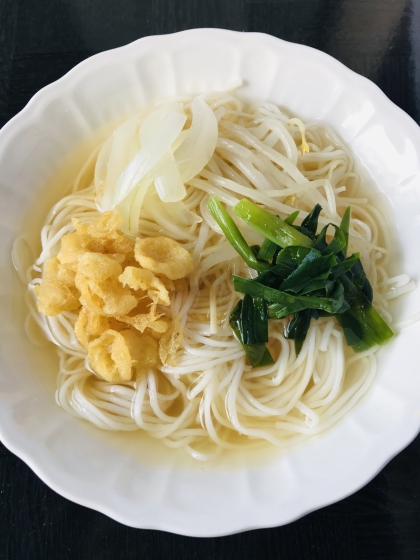 冷蔵庫にあった野菜と揚げ玉を使って作ってみました。
麺を茹でるだけで出来るので、簡単で洗い物も少なくて良いですね。
次は違うトッピングで作ってみたいと思います。