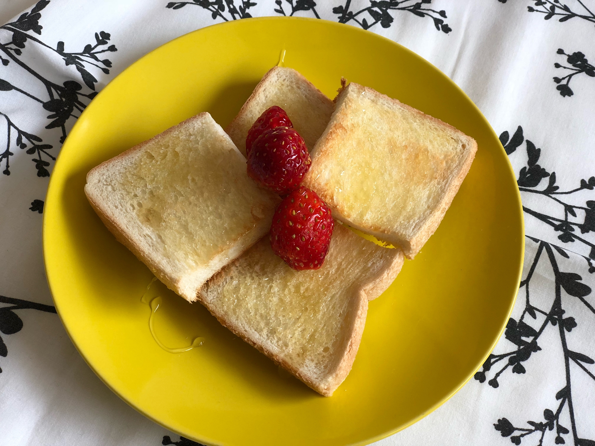 トーストに いちごとはちみつ ♪