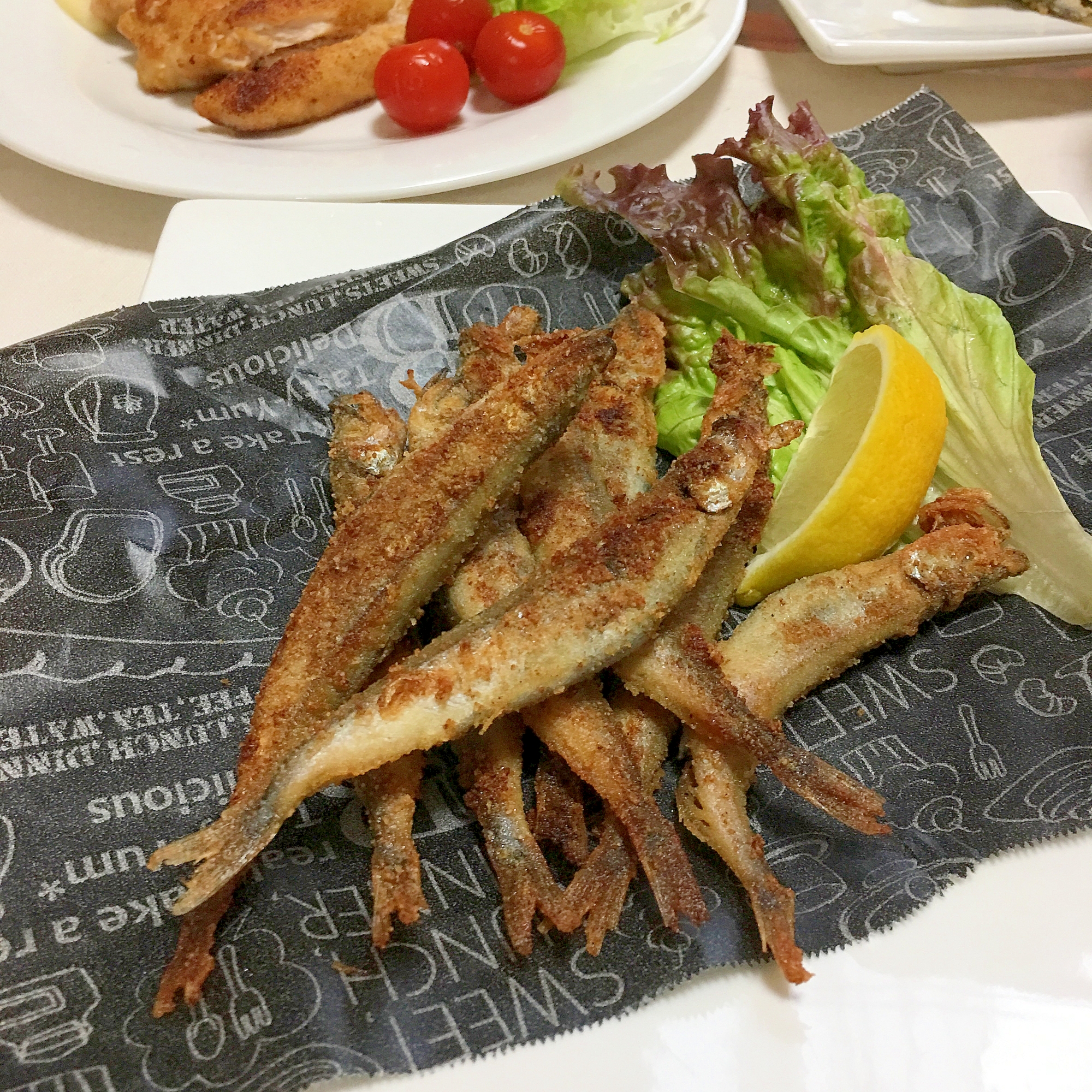 白い皿に盛り付けたししゃもの唐揚げ