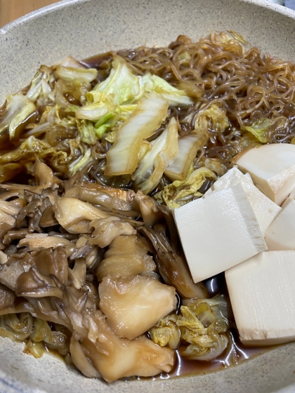 あると思ってた麩が無く豆腐まだ白いままですが(@_@) 肉無しすき煮いいですね♫味染みて旨〜　明日は残りで牛丼ならぬすき煮丼決定☆美味レシピ感謝です(´∀｀*)