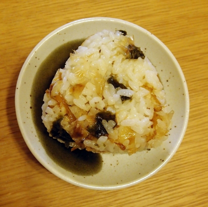 海苔を巻くのではなく、混ぜ込んでるので、どこから食べても海苔の味がして、良いですね
マヨネーズ入りだから、冷めても美味しかったです
ご馳走様でした