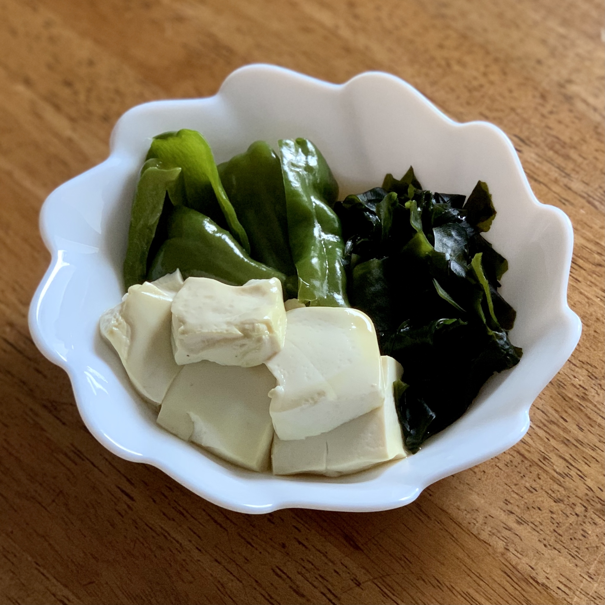 豆腐とワカメとピーマンの煮物