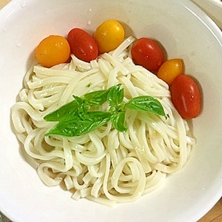 ミニトマトが可愛い冷たいうどん