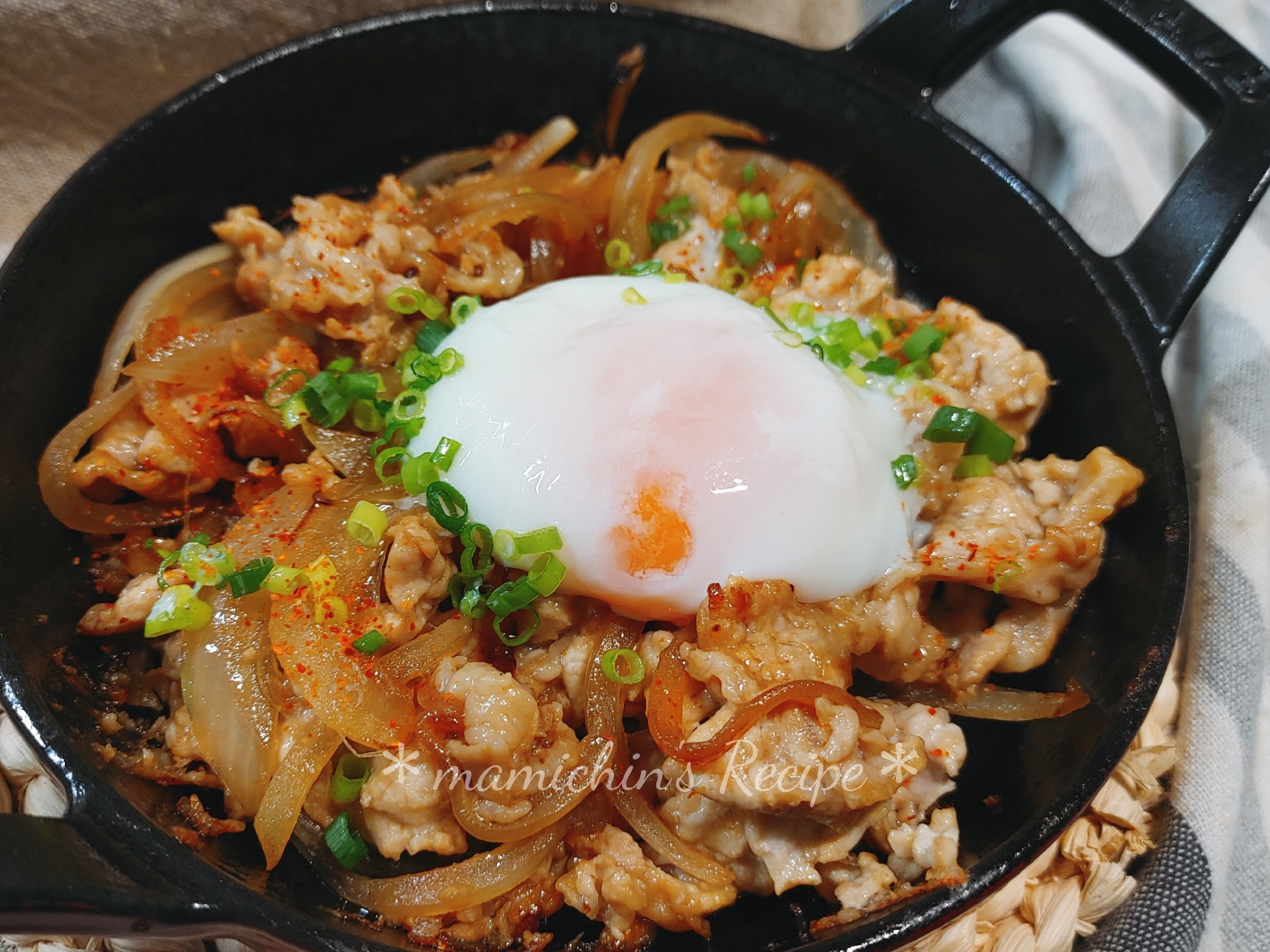 ストウブ12㌢〜豚肉のポン酢炒め温玉乗せ