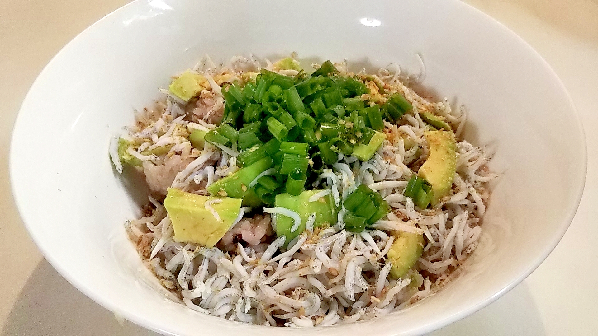 しらすとアボカドの丼