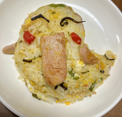 魚肉ソーセージとピーマンと卵の塩昆布炒飯
