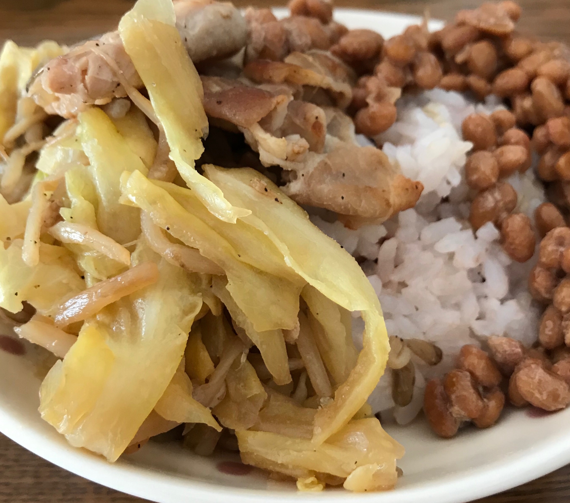 キャベツと豚肉の納豆丼