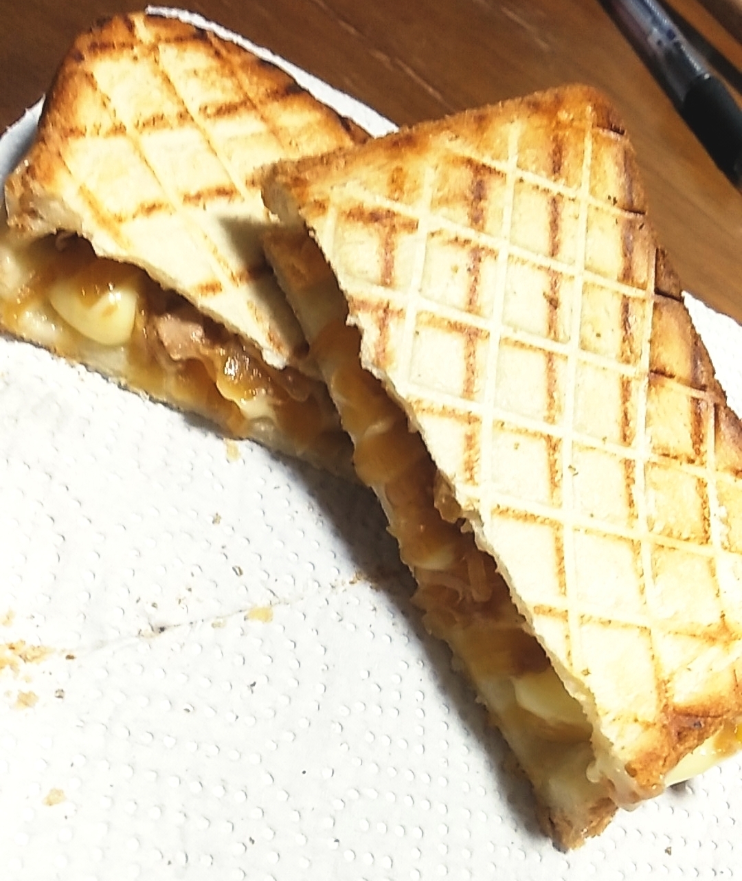 玉葱とツナの甘辛炒めとチーズのホットサンド