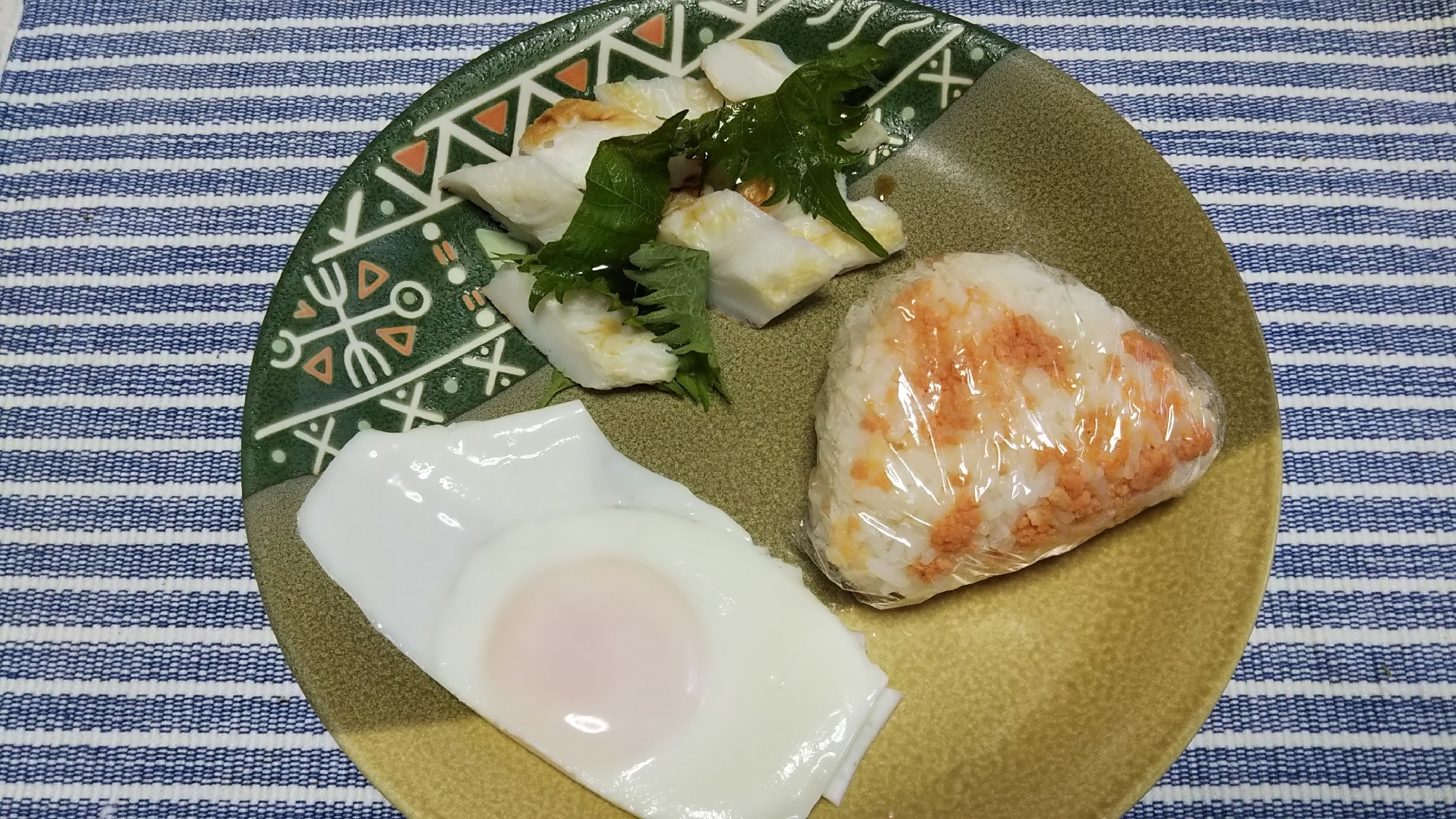 目玉焼きと鮭フレークおにぎりと笹かまと大葉☆