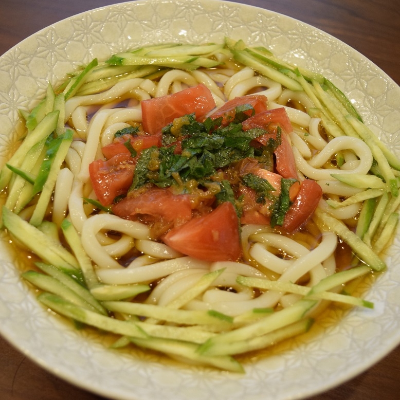 夏野菜と梅のサラダうどん