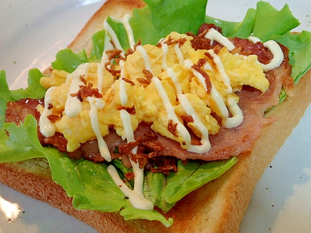 グリーンレタスと焼豚と炒り卵のトースト♬