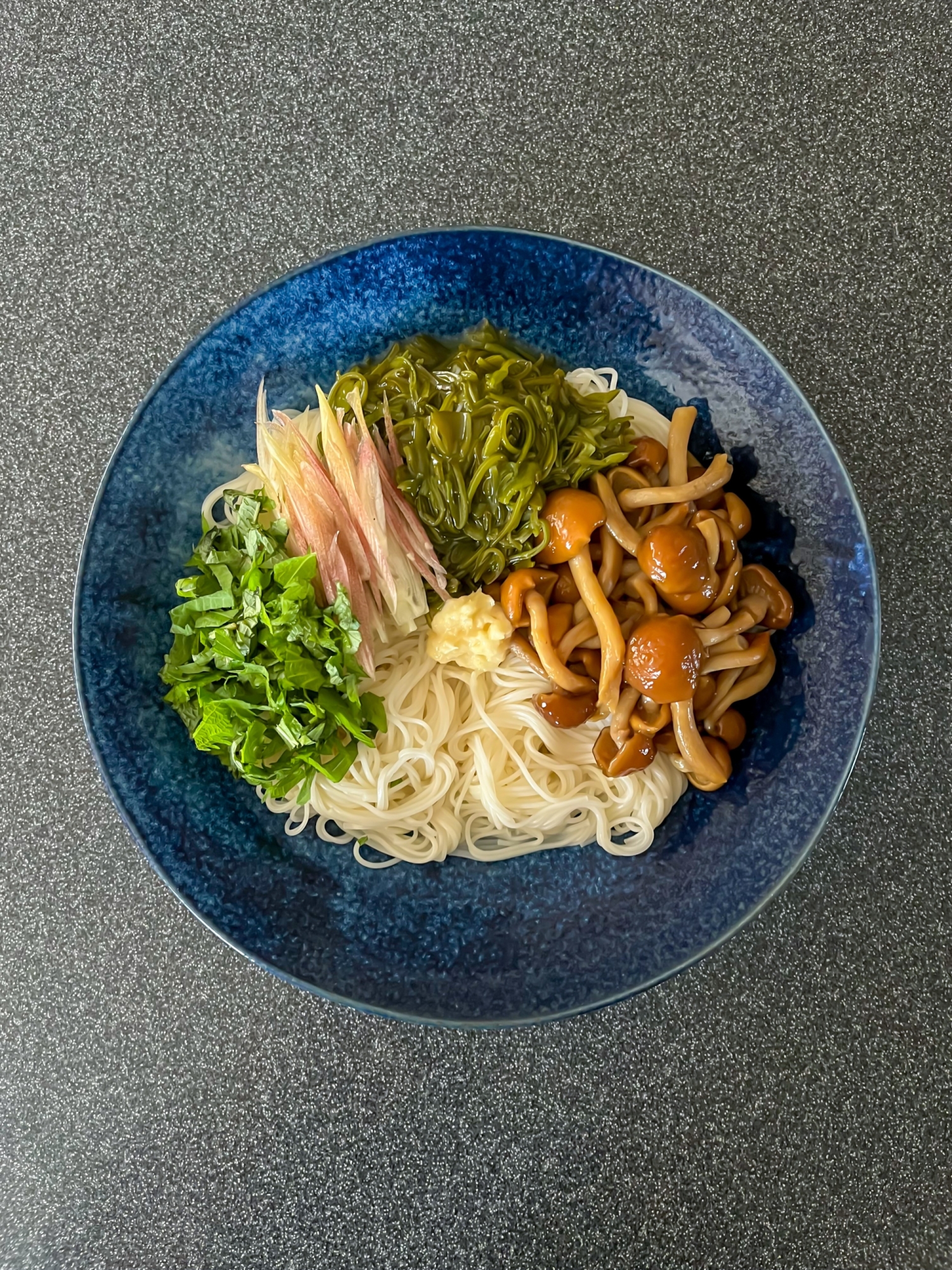 ねばねば具材と薬味たっぷり！ぶっかけそうめん